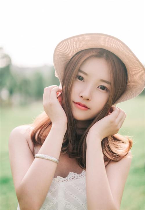 12.他感觉就像在心里倒了一瓶蜂蜜，他的眉毛在微笑，即使是方形紫色的密室脸上淡淡的麻木疤痕也泛着红色，他很乐意将下唇朝上唇包扎，脸上变得肉质p。