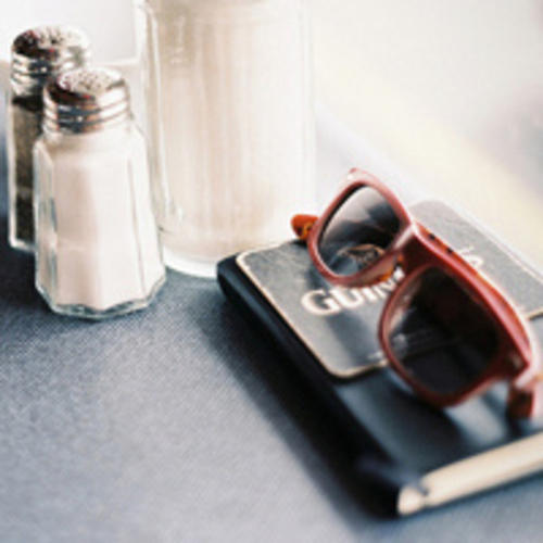 12.有一天，我为我们滑倒的友谊默默哭泣。