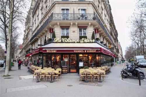 11.他毫不费力地将子弹头钓鱼和橡皮筋拉了一下，用力拉了它，然后又放开了，只听到一声“呼啸”，那架小型飞机飞向天空。