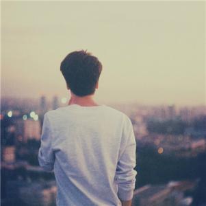 10.旧爱的誓言就像耳光。当你想到一个句子时,你就打了一个耳光。