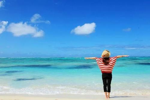 12.气泡将要掉落，我没有惊慌，我轻轻地敲了一下膝盖，气泡又飞了起来。