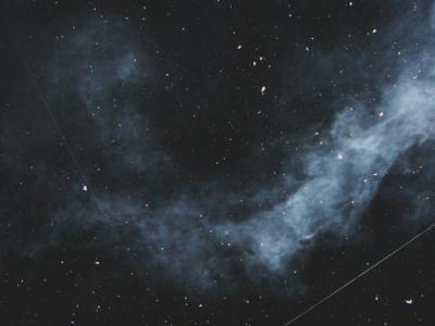 9.我不忍心看着我的战友活着被烧死。但是我忍不住不看。我期待一个奇迹-火突然熄灭。我的心像刀子一样扭曲，眼泪使我的眼睛模糊，他心烦意乱。