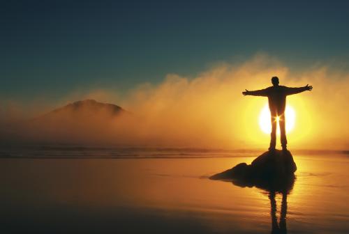 12.生活中最令人遗憾的事情是轻易放弃不应该放弃的东西，顽固地坚持不应该坚持的东西。