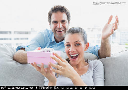 11.今天是您的生日,我收到了如此意外的礼物。我真的很受宠若惊。