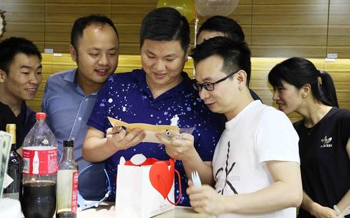 12.从童年开始,从朋友那里收到的礼物最多的是杯子,洋娃娃,书籍和书本。老朋友最了解我的性格。决心做手绘旅行笔记。