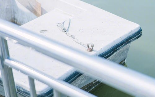 10.我想哭，我的眼泪，我想笑，我不能动我的嘴角，我只想用酒精麻木我的所有想法。