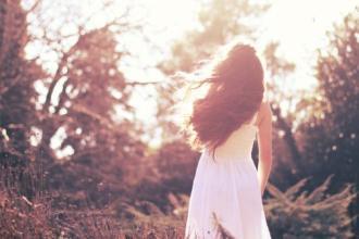 9.许多事情只有经历后才能理解，就像感觉一样：我想念它，感到后悔，然后我知道生活并不需要那么多不必要的依恋。