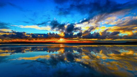 10.如果在这个世界上只有一种爱能够永远持续下去，那一定是家庭的关爱。如果这个世界上只有一种爱而不要求任何回报，那一定是亲戚的爱。