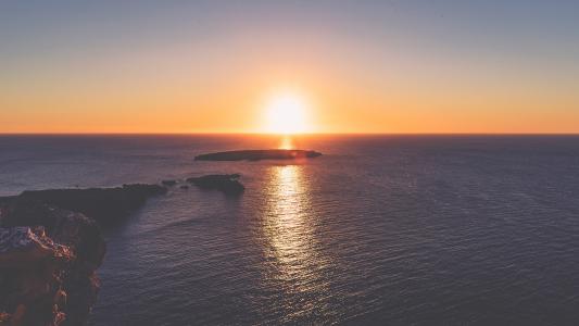 11.痛苦是思想家的标签，幸福是成功的标尺。