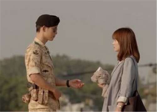 5.有些人只能是游客。有些事情只能被记住。毕竟,我无法摆脱那些记忆,我无法忘记那个人,也无法改变单人表演的角色。