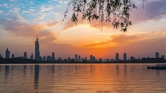 12.工作一天后上厕所一次!