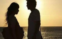 10.当我哭着对你说再见时，你只是冷淡地告别我，没有感觉到你冷漠的眼神，你的心已经碎成一千颗。