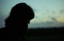 9.地面上的黄色花朵被堆砌成ha。现在谁能撑起窗户，他们怎么会自己变黑！梧桐毛毛细雨，黄昏时分一点点。这次，我非常担心。