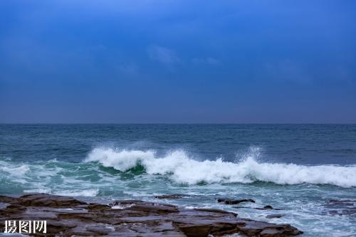 11，亲情是长白山顶上的积雪，古朴却永恒。亲情是底格里斯河的水流，柔软但长久。家人的感情是西西里岛的日落，缠绵却华丽。家庭感情来自美索不达米亚平原。铭文含糊但有意义。亲情，亲情！家庭情感超越时空，编织出生活中最美丽的彩虹。