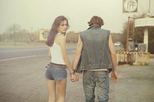 9.对不起,我不能让我自己去想你,我不能让自己忘记你,我不能没有你的心而活,所以我会继续打扰你。