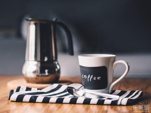 12.家庭情感一直无时无刻不在我们身边，有时我们会因为我们的顽皮和好玩而忘记它的存在。但是，那一刻，我意识到：亲情是如此重要。