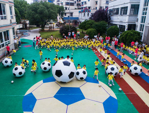 12.在世界儿童节，我们玩游戏：您射击一个，我射击一个，而麻烦被打入大海；你射两个，我射两个，你背后的悲伤；你射击三，我射击三，面对困难很强；你拍四张，我拍四张，快乐地面对美好的日子；你开枪五次，我开枪五次，无辜和无辜将决定幸福...