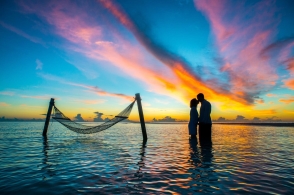 12.轻率地结婚是错误的。切勿轻率地离婚。首先尝试一下,它实际上是行不通的,离开还为时不晚,否则后悔已经太晚了。