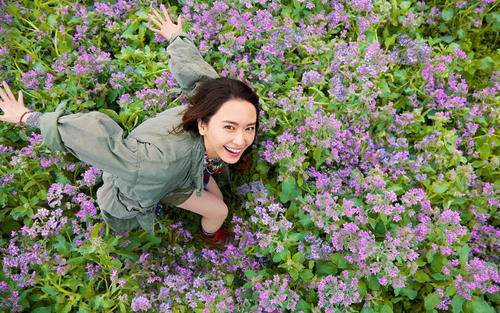 11.我就像你不需要的影子,让孤独交流悲伤,与爱无关。在这一无味的日子里,眼泪是唯一的奢侈。