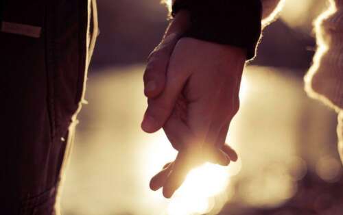 10.在爱的王国里，总会有主角和配角，一个疲倦的人永远是主角，而一个被伤害的人永远是配角。虽然生活可以重复初恋，但不能重复后悔。它可以重复遗憾，但不能重复收藏。