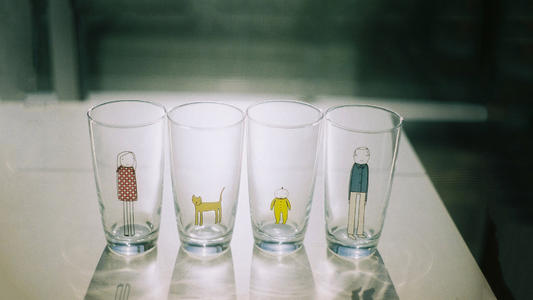 9.绝望掩盖了笑声,失望掩盖了一切。我应该做的是学会忘记,如果我没有表现出长处和短处,就会在孤独和不安之间徘徊。