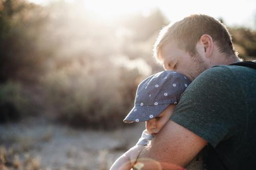 12.握着窗帘敬拜母亲的河梁，并用干眼看着眼泪。 -黄敬仁《告别母亲》