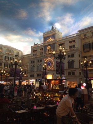 10.周末祝福短信客户：一个快乐的日子，一个星期二到来，星期三快乐，一个星期四安全，一个如意的星期五，一个吉祥的战斗在星期六，每个晚上都有幸运的运气。一切都与原始背道而驰，所有职业都蓬勃发展，心情愉快，星期出色！