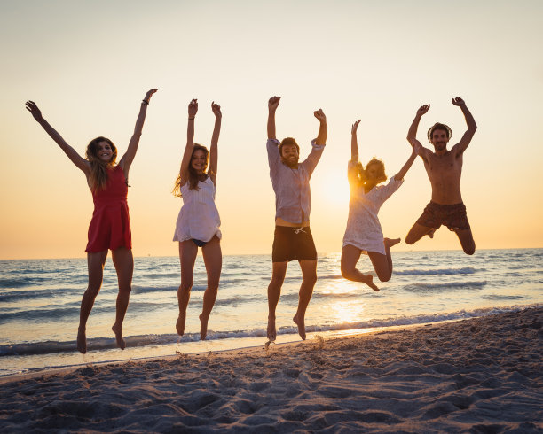 12.生活的节奏非常快，以至于我快要停止做饭了，偶尔停下来，静静地想着朋友，发短信祝愿，短暂而真诚，希望你遥不可及，九月快乐！