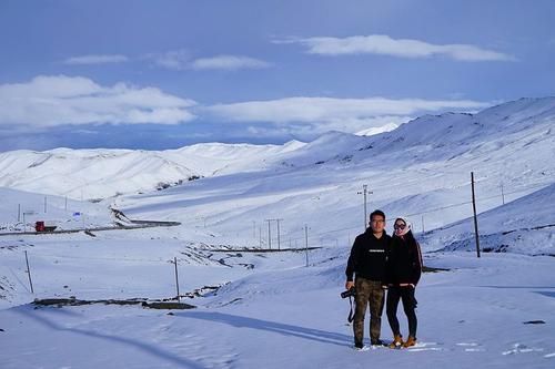 10.世界上没有理由不高兴。蓝蓝的天空和洁白的云朵,绿色的山脉和绿色的水域,花鸟。这是多么美好的世界!生活在这个世界上是幸福的原因。