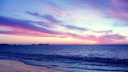 10.我喜欢做梦,因为尽管梦想是虚幻的,但它们却是真实的!