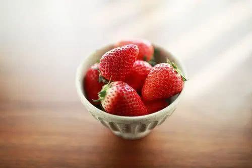 10.足球热病父亲:“嘿,我问你买热水袋。你为什么买足球?”儿子:“足球比热水瓶好。它省去了加水的麻烦。”父亲:“但是足球不能保暖。”儿子:“为什么不呢?你没有在报纸上看到今年世界将发生'足球热'吗?”