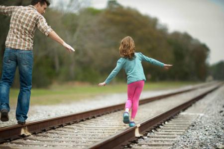 12.家里是一场凉雨，吹走了疲倦的正尘；