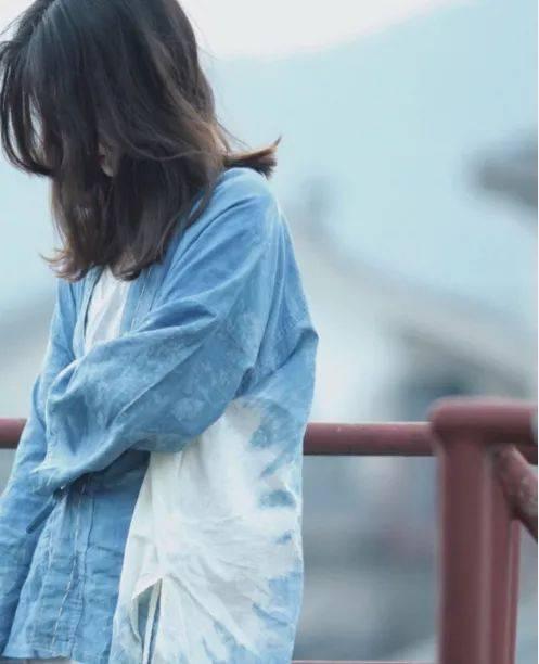 10.我无法隐藏秘密,也无法悲伤,就像我无法隐藏爱你的喜悦,也无法隐藏分离时的徘徊一样。我很平静,如果你愿意受伤害,你会受伤害。