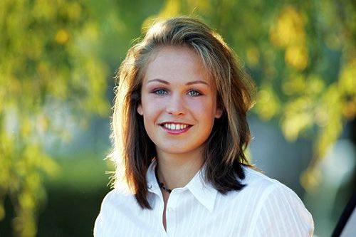 11.当他笑着时,脸上洋溢着欢乐和兴奋的表情,就像太阳从云层中辐射出来一样。