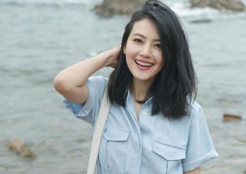 12.风吹雨打,母亲的微笑永远陪伴着我,克服挫折。只要我想到妈妈的微笑,我就不会孤单。