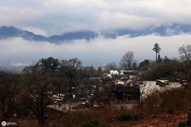 10.感觉是使我们越过大海的帆。情感是一栋阻挡我们冷光的建筑物。情感是取之不尽用之不竭的烟花，它照亮了我们的生活！