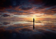 9.不管一个人有多好，他都没有时间陪你，这是多余的。