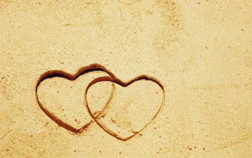 11.黎明给你水晶露珠；让它带来五彩缤纷的彩虹。祝你开心。月亮落山时让您呼吸新鲜的微风；让它为床头上的风铃发出轻快而优美的动作！祝您每天心情愉快！