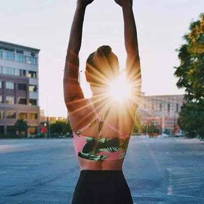 11.人们说童年是美好的，但谁知道童年是如此繁琐，甚至无聊，偶尔这种快乐的日子很快就会消失。童年不是那么美丽。在我们孩子的心理中，童年就像一个迷宫。我们被困在这条难以找到的道路上，无法找到我们自己的空间，也没有我们自己的自由。在这个迷宫里，我们没有消除所有的麻烦，只是默默地窃窃私语。