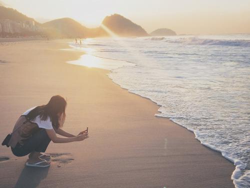 12.晒太阳没关系，如果晒黑了，也许没人会说你是个白痴。