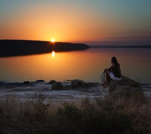 12.分手后，你不能成为朋友，因为他们彼此伤害。不要成为敌人。因为我们彼此深爱，我们成为了最熟悉的陌生人。