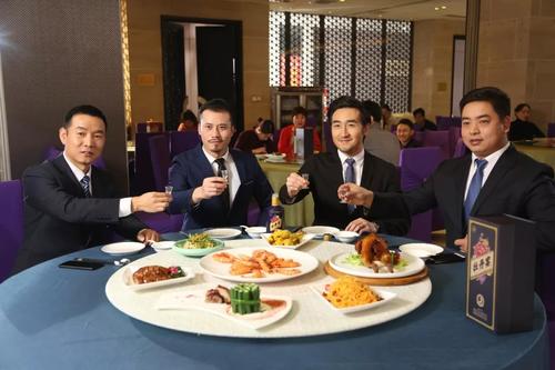 11.酒是食物的本质，喝的越年轻，喝的越多，喝酒或不喝酒是一种罪过。