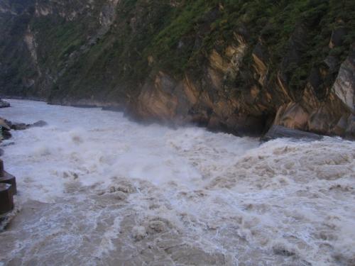 9.朝北看of云山的尽头，这条河向东。