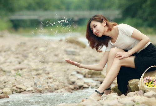 12.世界太拥挤了,我的心虚了。城市的喧嚣从来都不属于我。想着你让我心跳加速。祝我最好的朋友幸福安宁,天天快乐!