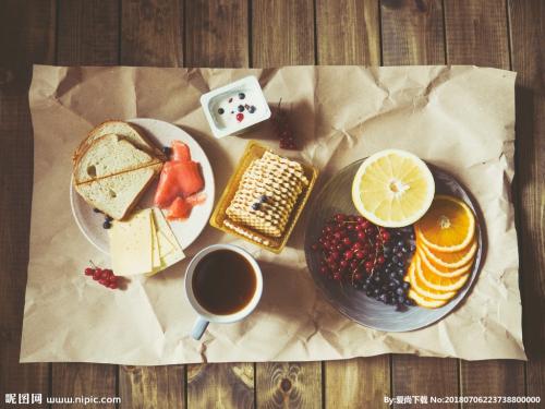 10.什么是家庭感情?家庭亲情是明星。在漆黑的夜晚,它可以引导失落的心。什么是家庭感情?家庭亲情是一条绳索,“烤”的考验,用它的身体牢固地连接着心与心,什么是家庭亲情?家庭亲情是一罐蜂蜜,里面含有浓烈的香气,“孟”《郊区的母亲送别》令人着迷。什么是家庭亲情?家庭亲情是字典,星星,绳索和蜂蜜。其实,父亲,家人的深情是一种幸福。