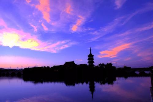 10.有一种不逊于爱的友情,有一种不属于热情模棱两可的关系,有一种总是被倾诉的谈话,有一种总是很难的结局结婚,这是知己!