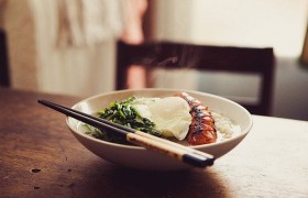 10.每天放学后回到温暖的家中，都会闻到强烈的食物味。有时，当我完成作业的一半时，我会听到妈妈大喊“开始吃饭”。这时候，我很高兴。哈哈哈的烹饪水平是一流的，每当同学和朋友每次品尝哈哈哈的手工艺时，我都会说我“真的很高兴”。当时，我感到非常自豪。在餐桌上，我大吃一口甜美可口的食物，并赞扬了哈哈哈的工艺。我的母亲总是微笑着。我想她一定很高兴。