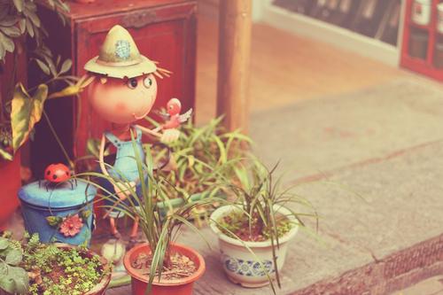 11.上帝从不抱怨人们的无知,但人们却抱怨上帝的不公平。