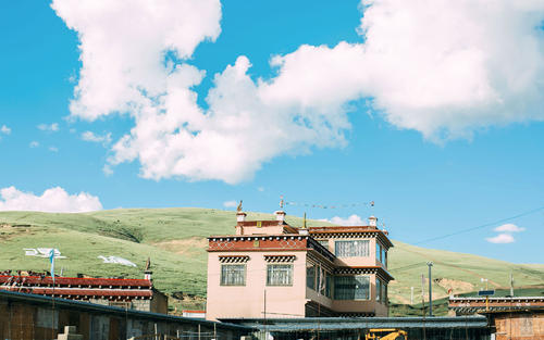 10.时光飞逝,当我伸出手停下来时,它从我的手指上悄悄滑落了。我的大学生活就像这样的水,缓慢而匆忙地流到她的尽头,使我无尽的情感收获和无限的出海乐趣。