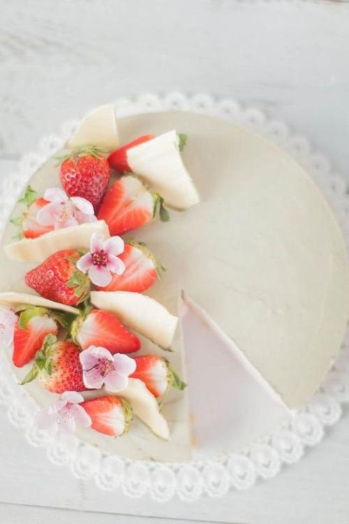 12.我曾经以为我最担心的不是不是爱,而是不是爱。现在我明白,没有什么比不爱更害怕。